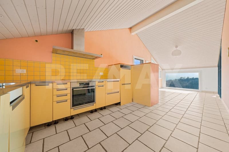 Per gli amanti della ristrutturazione: casa familiare con vista lago (6)