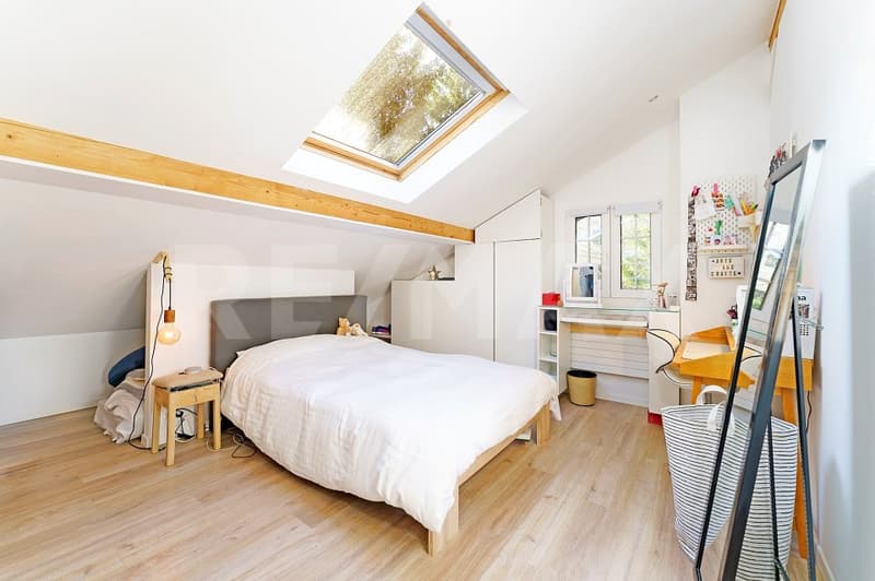 Invest in the future: renovated chalet with land and potential in Lausanne (11)
