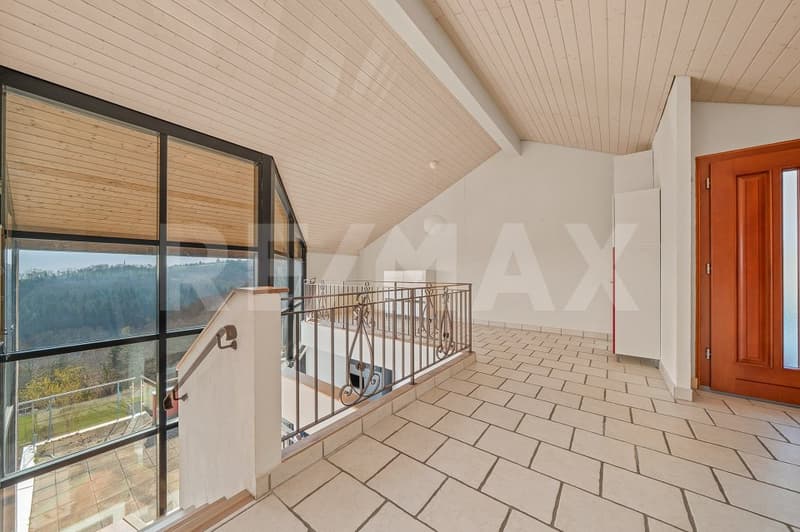 Pour les amoureux de rénovation : maison familiale avec vue lac (8)