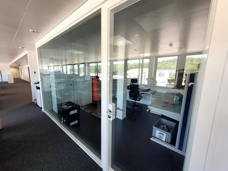 Superficie di 203 m2, uffici attuali, possibile per cabine, ecc. (5)
