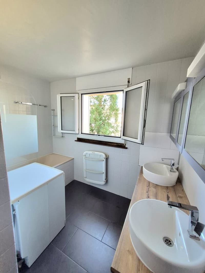 00078 - Appartement de 5 pièces au 2ème étage, avec 2 balcons, et un box individuel. - La Chaux-de-Fonds (9)
