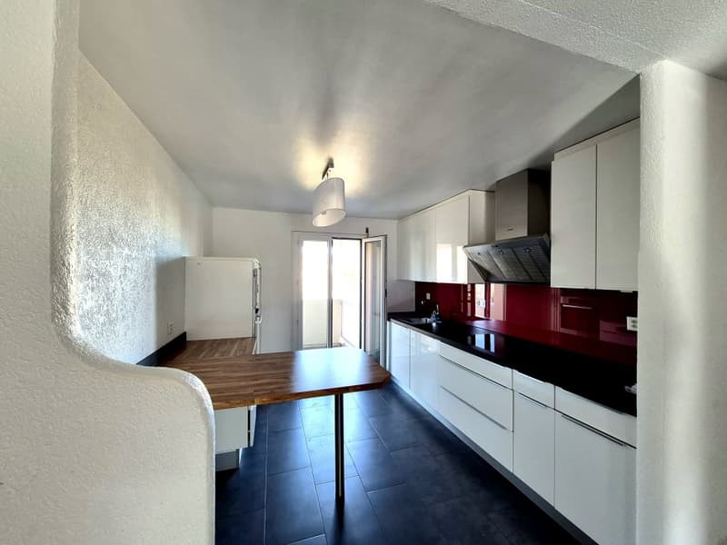 00078 - Appartement de 5 pièces au 2ème étage, avec 2 balcons, et un box individuel. - La Chaux-de-Fonds (1)