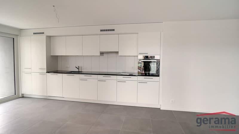Wohnung mit 3.5 Zimmern im 12. und letzten Stock (1)
