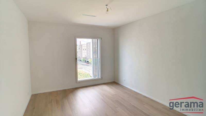Wohnung mit 3.5 Zimmern im 12. und letzten Stock (3)