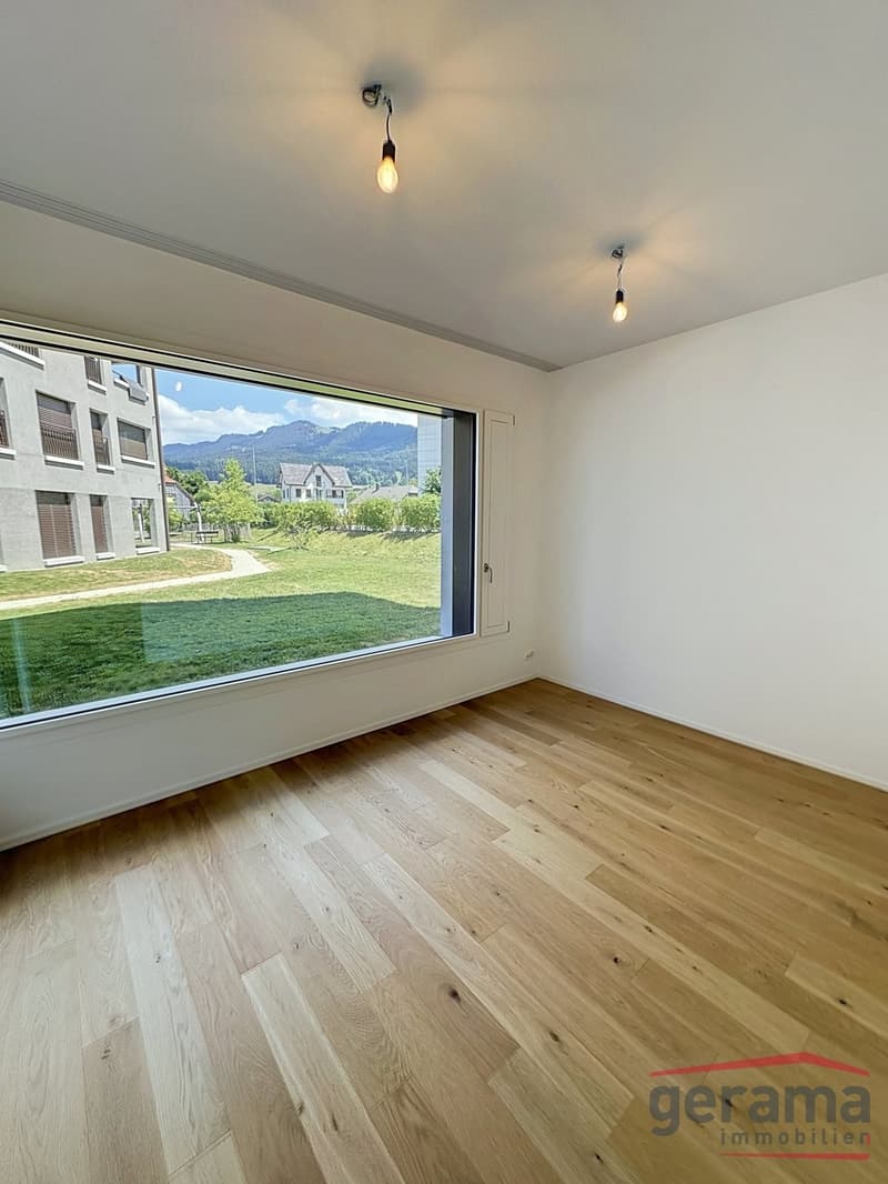 Office space with beautiful natural lighting (3)