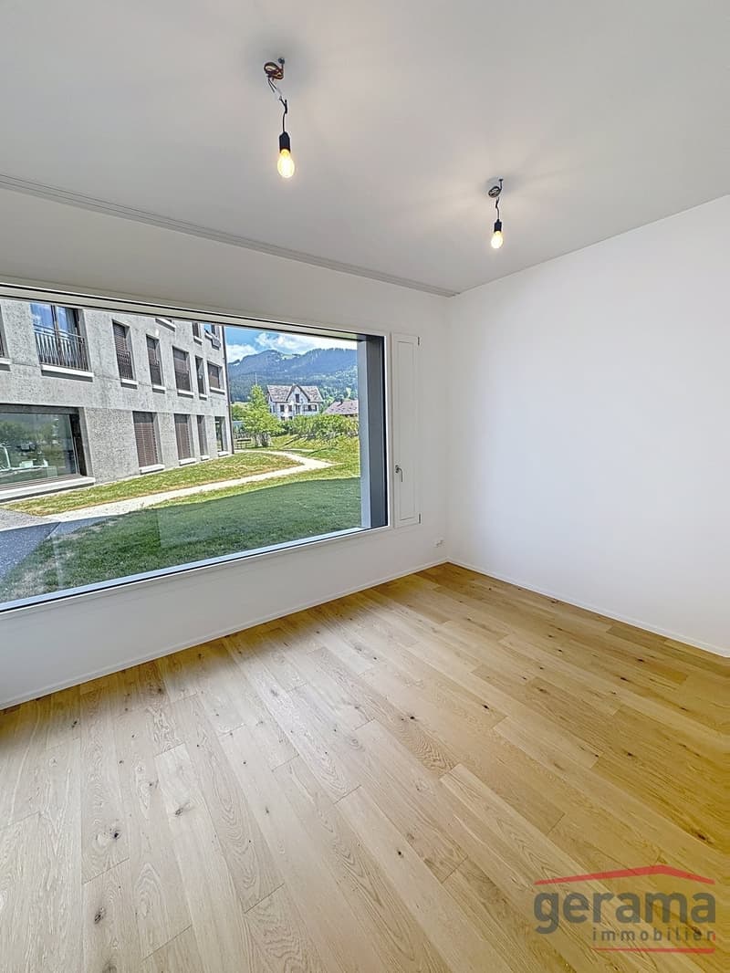 Office space with beautiful natural lighting (4)