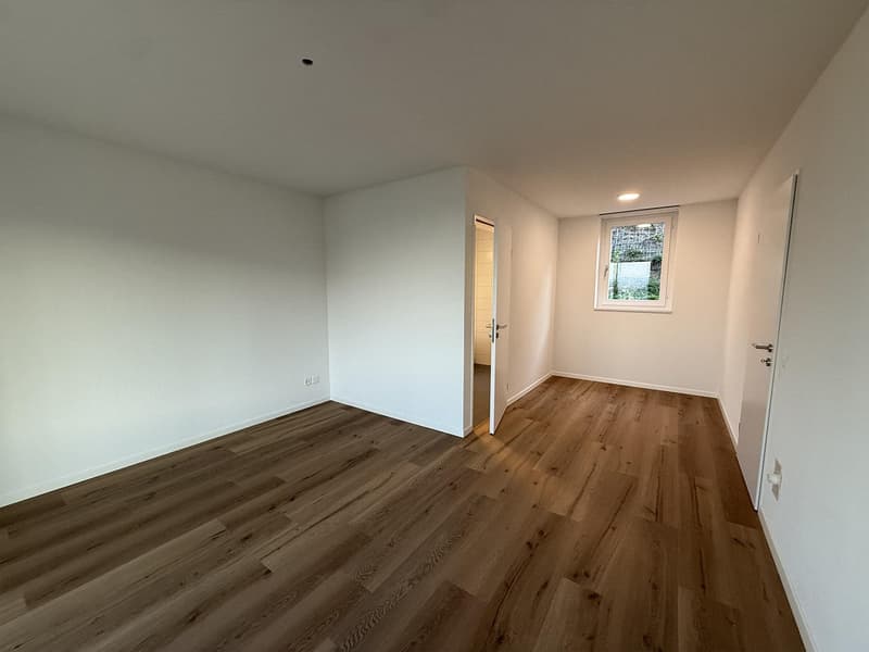 Schlafzimmer mit Bad und Ankleidenische