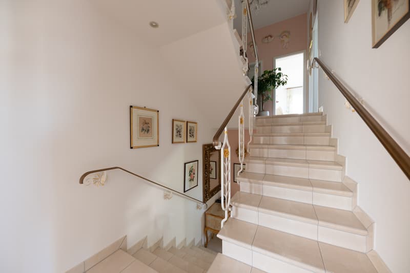 A touch of Tuscany with a magnificent garden and impressive lake view (3)