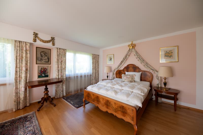 A touch of Tuscany with a magnificent garden and impressive lake view (11)