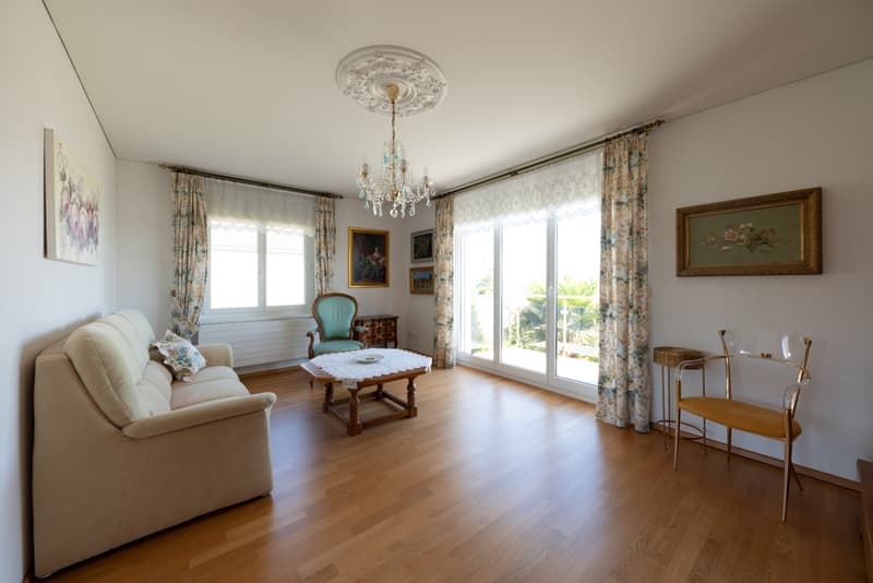 A touch of Tuscany with a magnificent garden and impressive lake view (12)