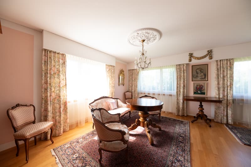 A touch of Tuscany with a magnificent garden and impressive lake view (10)