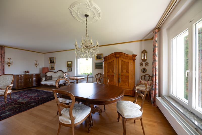A touch of Tuscany with a magnificent garden and impressive lake view (7)