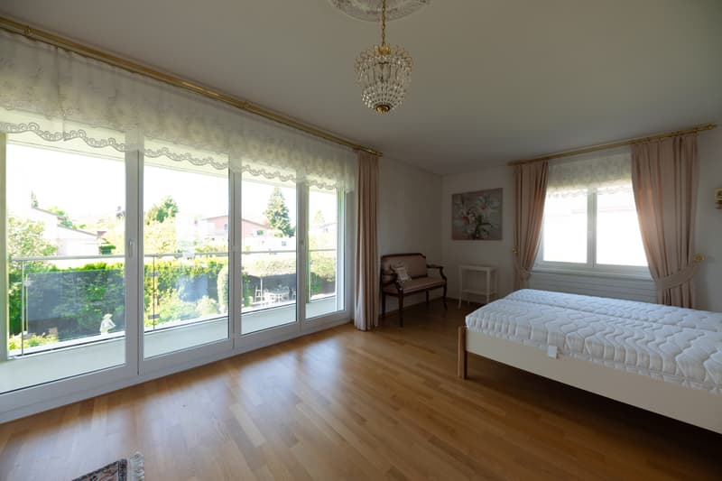 A touch of Tuscany with a magnificent garden and impressive lake view (13)