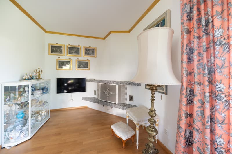 A touch of Tuscany with a magnificent garden and impressive lake view (6)