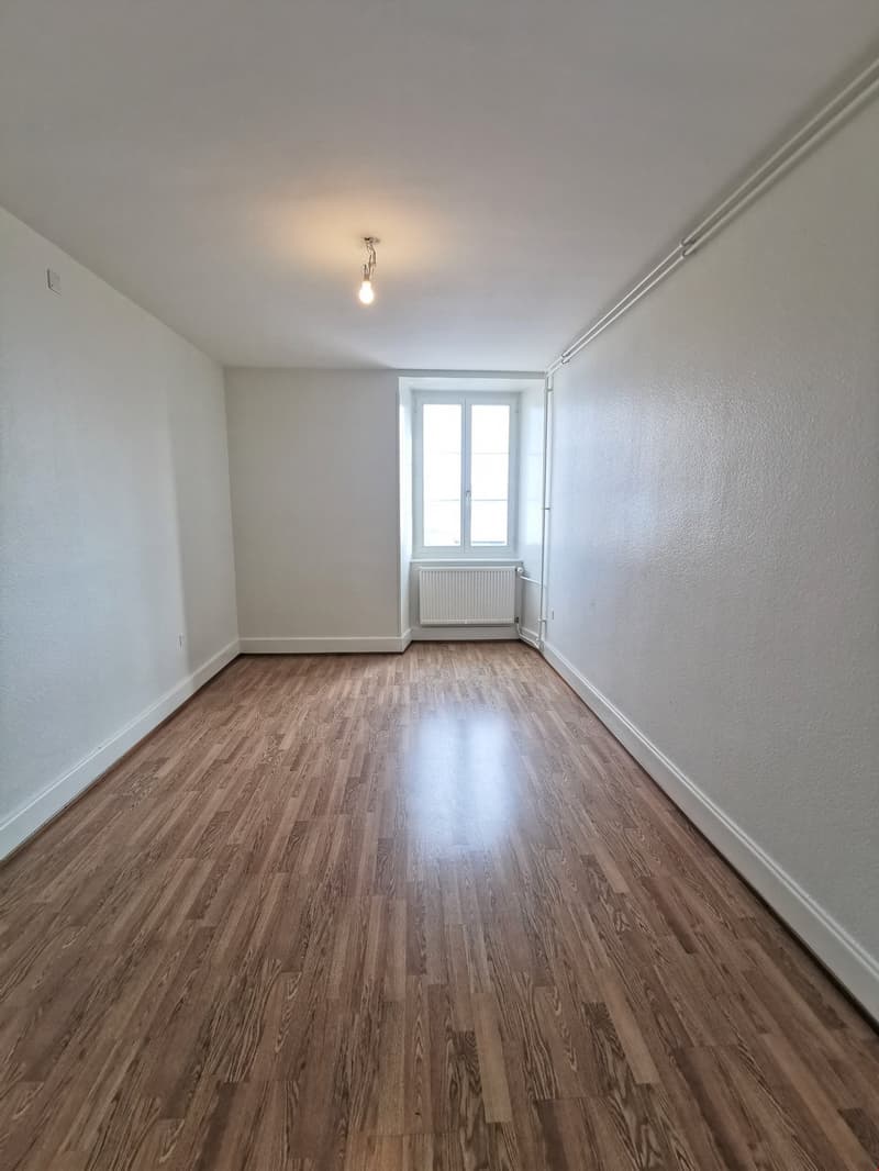 empty room, wooden floor, white walls, window, white radiator