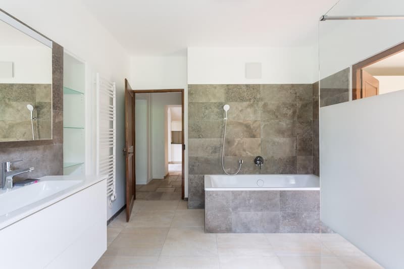 Appartement de 5.5 pièces, 164 m2, à Fenin - Salle de bain