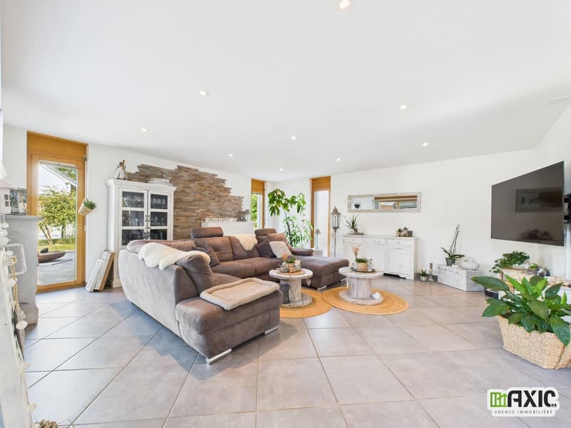 Villa moderne avec grand jardin et espaces lumineux - prix à discuter (5)