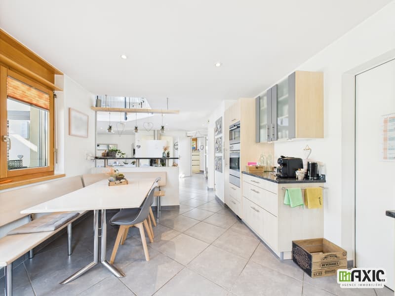 Villa moderne avec grand jardin et espaces lumineux - prix à discuter (7)