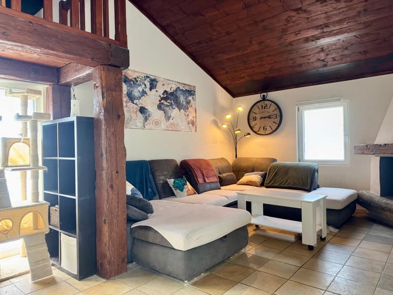 Superbe appartement de 4 pièces dans une ancienne ferme à Develier, disponible dès le 1er octobre. (2)