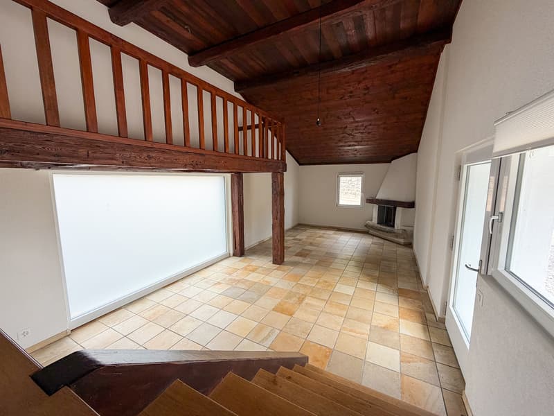 Superbe appartement de 4 pièces dans une ancienne ferme à Develier, disponible dès le 1er octobre. (3)