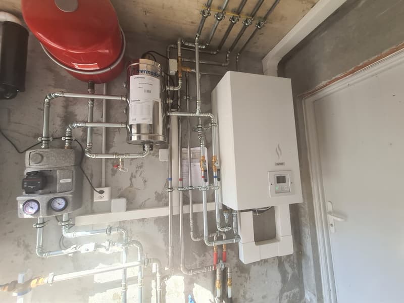 Heating system installation with multiple devices and pipes