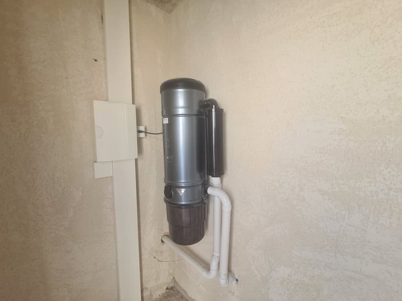 Wall mounted washing machine with a drainage pipe