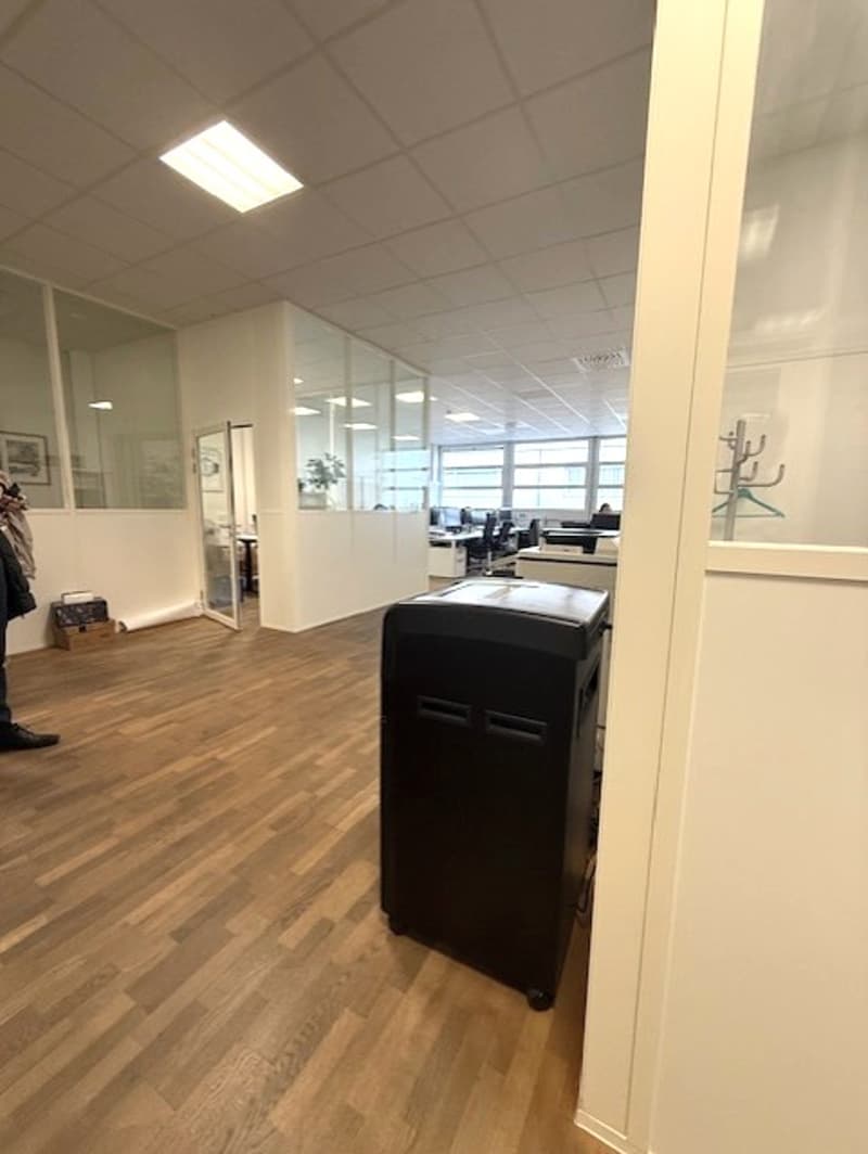 A louer dans grand complexe industriel, artisanal et admin. 3 surfaces de 407 m², 250 m² et 165 m² (13)