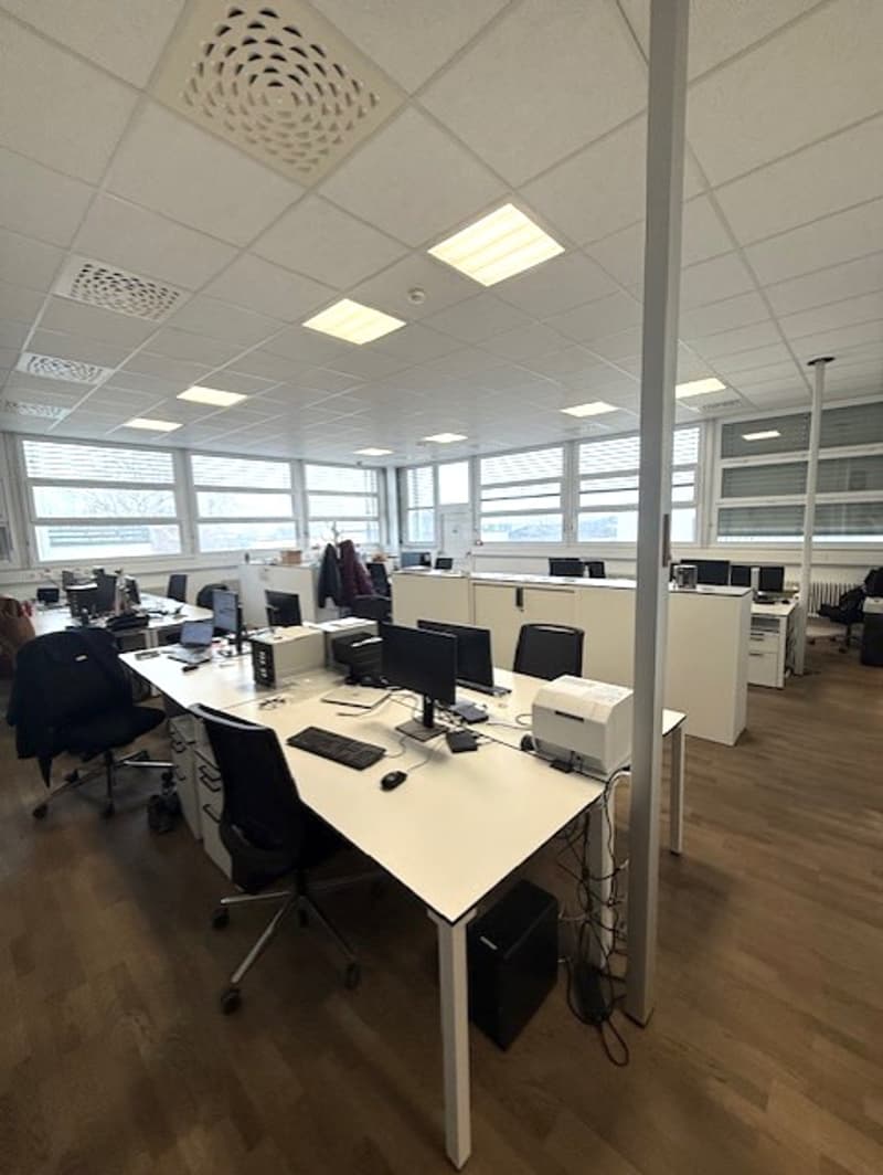 A louer dans grand complexe industriel, artisanal et admin. 3 surfaces de 407 m², 250 m² et 165 m² (14)