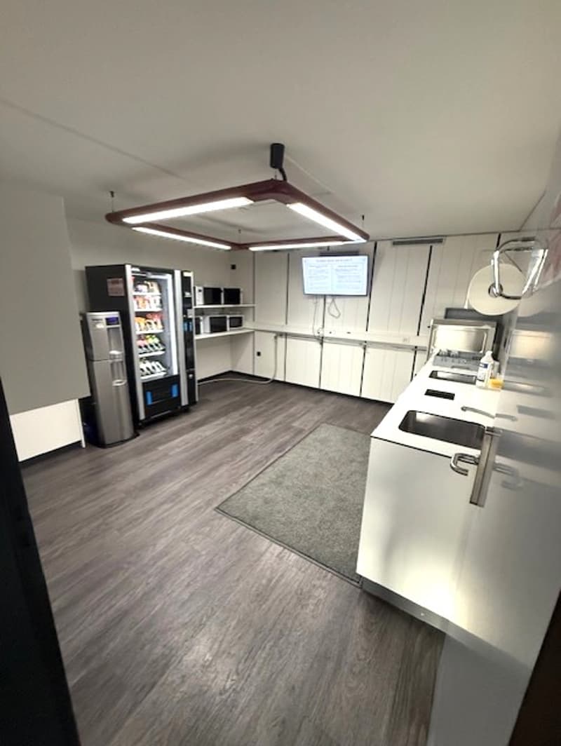 A louer dans grand complexe industriel, artisanal et admin. 3 surfaces de 407 m², 250 m² et 165 m² (15)