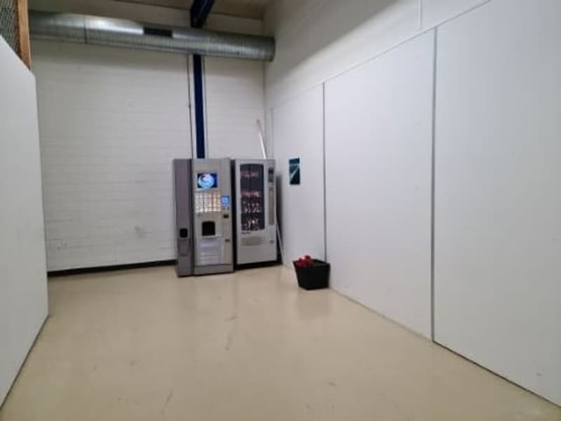 A louer dans grand complexe industriel, artisanal et admin. 3 surfaces de 407 m², 250 m² et 165 m² (21)