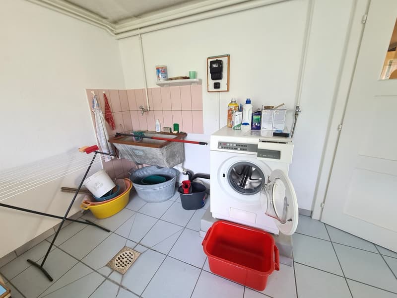 Very spacious and charming villa ideally located on a large and beautiful plot (33)