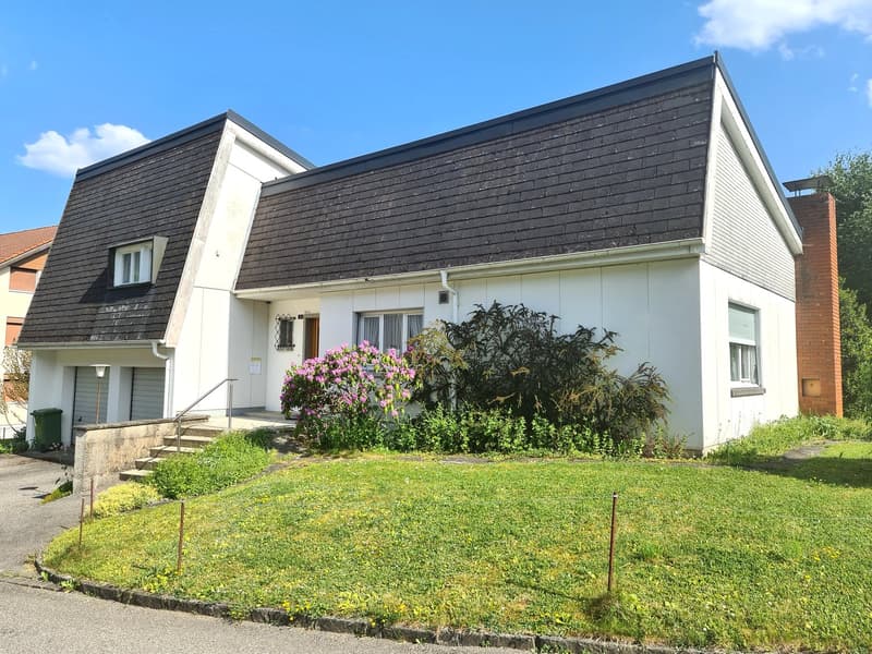 Very spacious and charming villa ideally located on a large and beautiful plot (2)