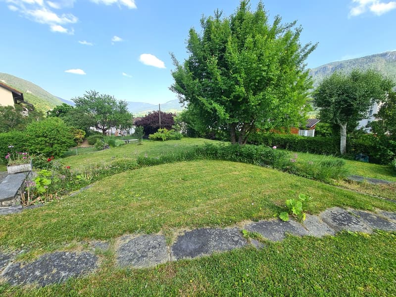 Very spacious and charming villa ideally located on a large and beautiful plot (11)