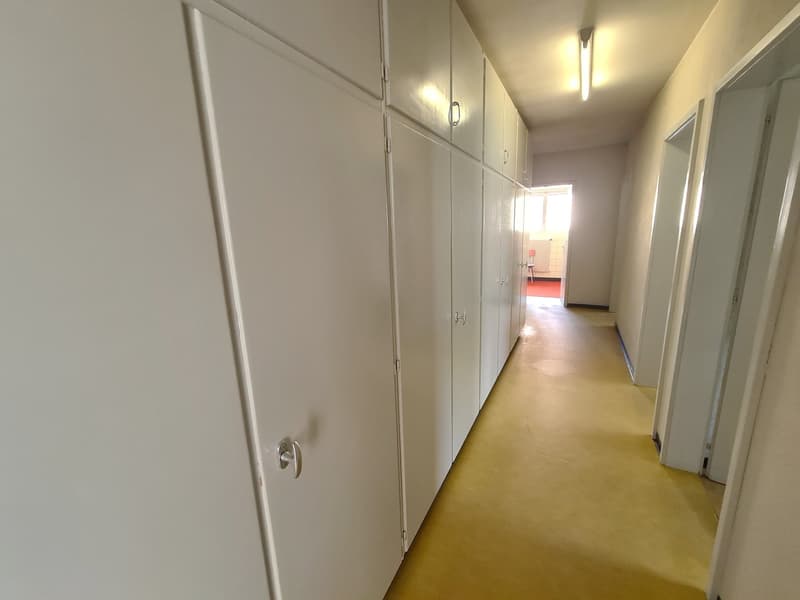 Very spacious and charming villa ideally located on a large and beautiful plot (19)