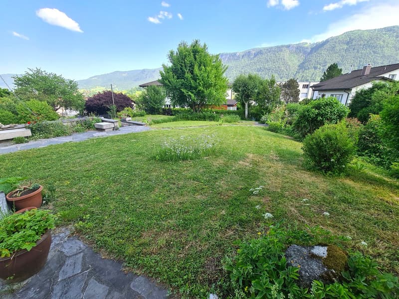 Very spacious and charming villa ideally located on a large and beautiful plot (9)