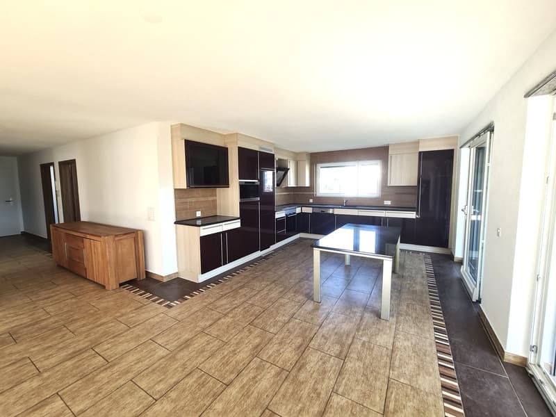 Very nice and spacious villa, ideally located, with 3 apartments (14)