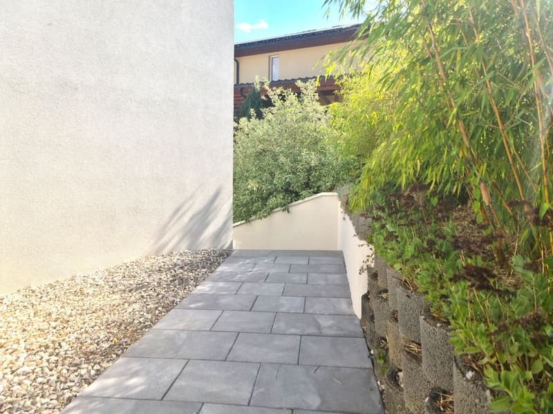 Very nice and spacious villa, ideally located, with 3 apartments (6)