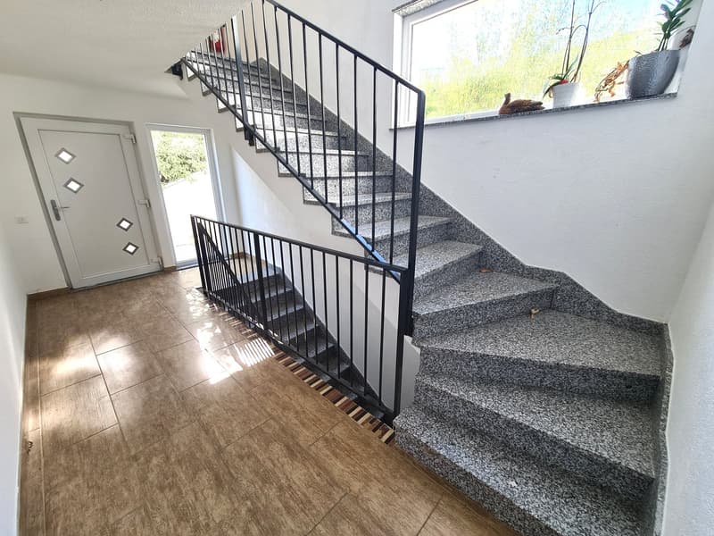 Very nice and spacious villa, ideally located, with 3 apartments (21)