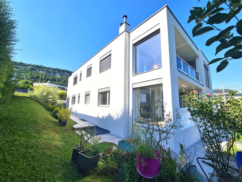 Very nice and spacious villa, ideally located, with 3 apartments (1)