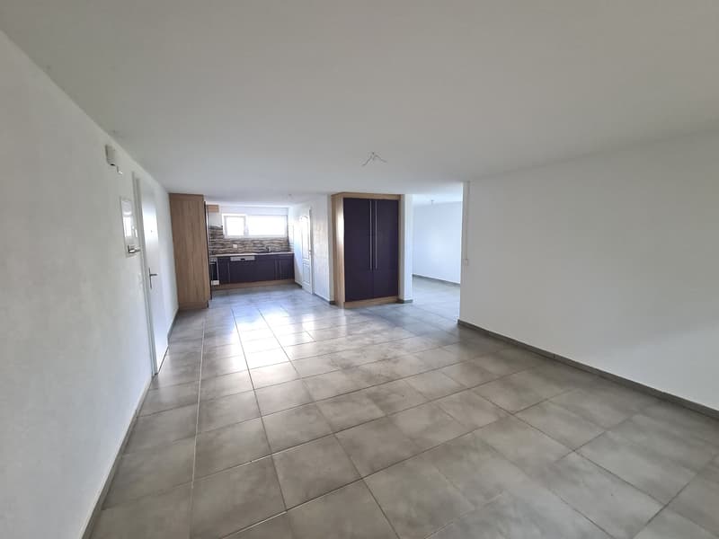 Very nice and spacious villa, ideally located, with 3 apartments (26)