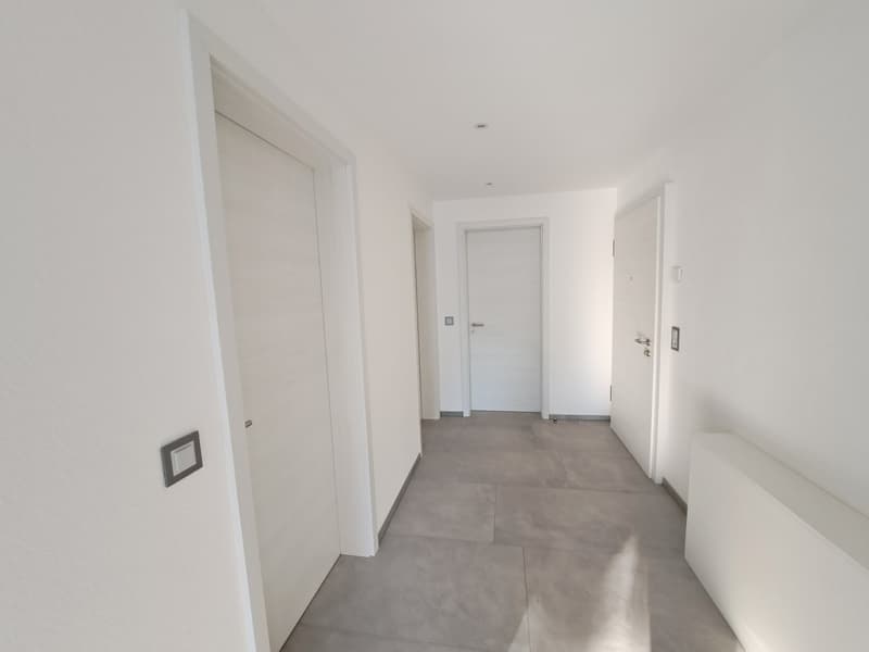 Zu vermieten wunderschöne 2,5-Zimmer-Wohnung in einem wie neuem Gebäude mit Parkplatz in der Garage (6)