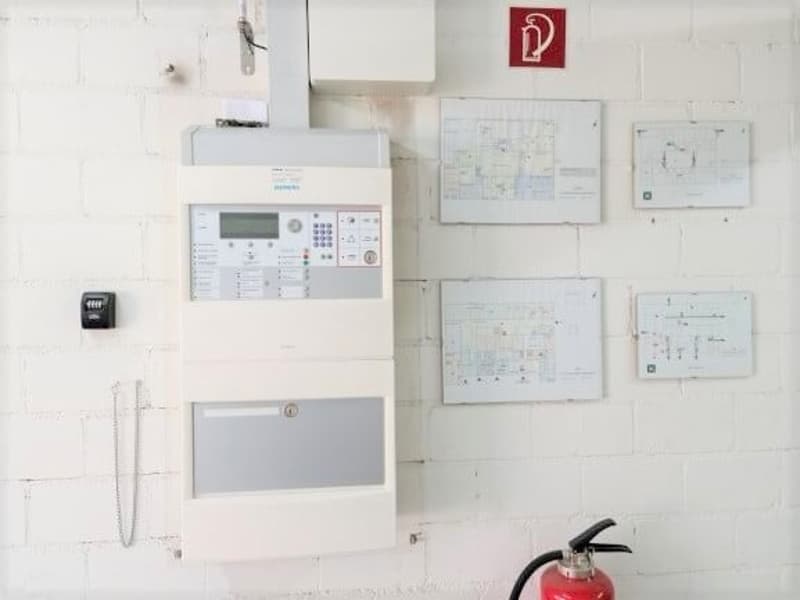 RENDEMENT NET EXCEPTIONNEL - Complexe industriel de 4'554 m² rénové et loué à 33 entreprises (23)