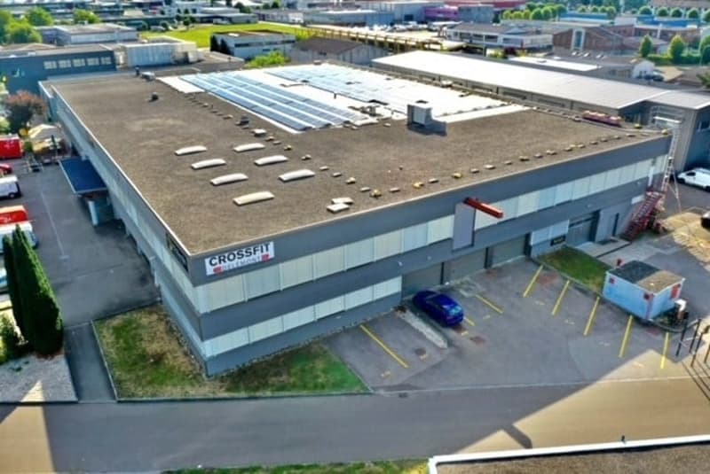 EXCEPTIONAL NET YIELD of 6.42% - Renovated 4554 m² industrial complex leased to 33 companies (10)