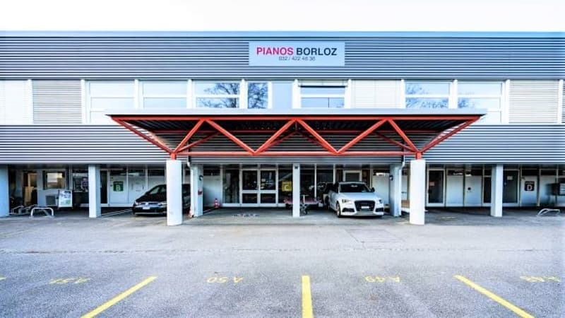 EXCEPTIONAL NET YIELD of 6.42% - Renovated 4554 m² industrial complex leased to 33 companies (11)