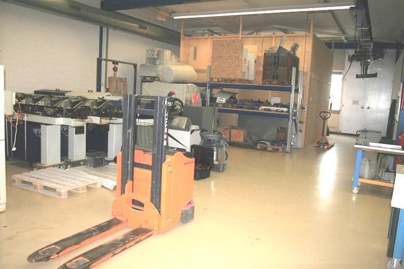 EXCEPTIONAL NET YIELD of 6.42% - Renovated 4554 m² industrial complex leased to 33 companies (15)
