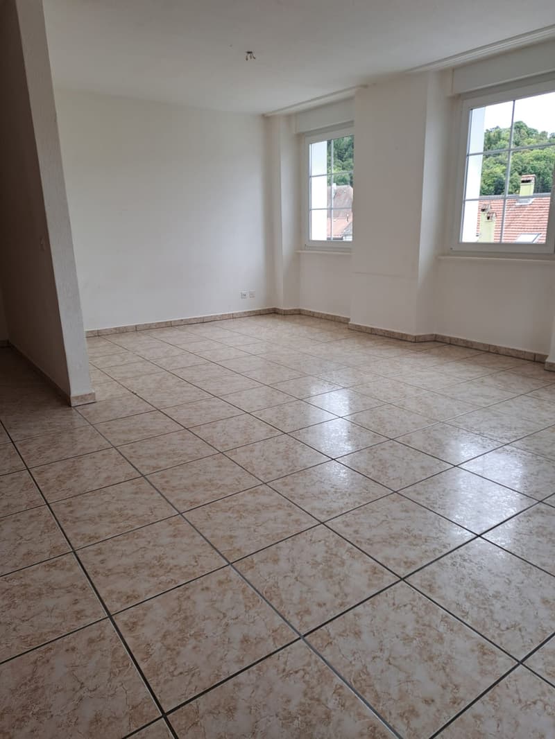 empty room, tiled floor, white walls, two windows, power outlets