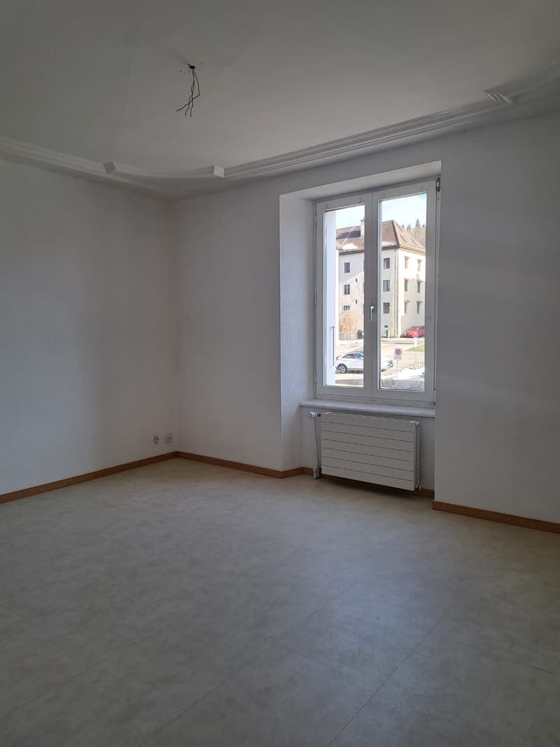 empty room, white walls, white ceiling, white floor, window, radiator