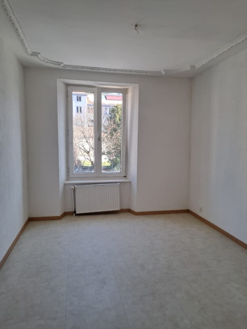 empty room, white walls, white floor, window, radiator