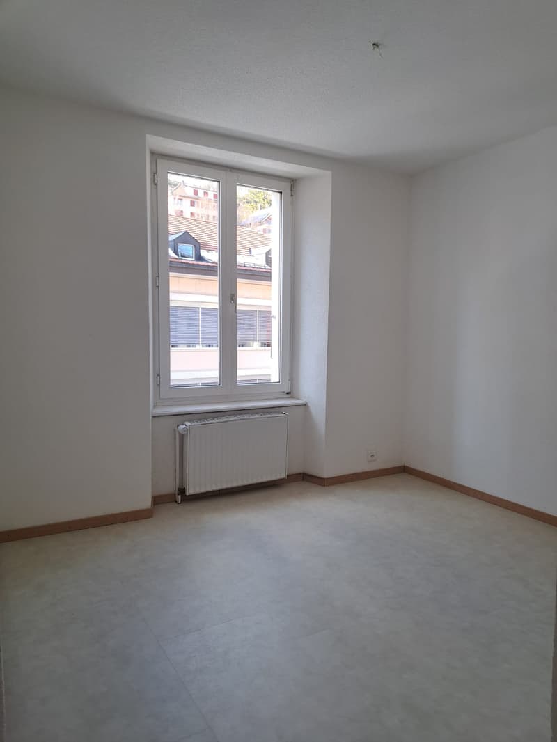 empty room, white walls, white floor, window with view, white radiator