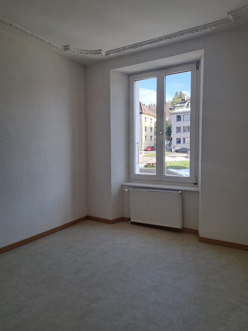 empty room, white walls, white ceiling, white floor, large window, white radiator